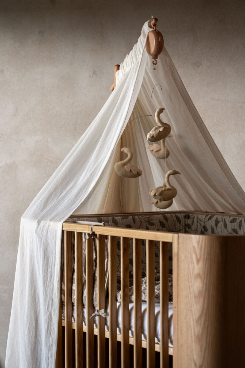 Shiko with Veil en Wooden Stand